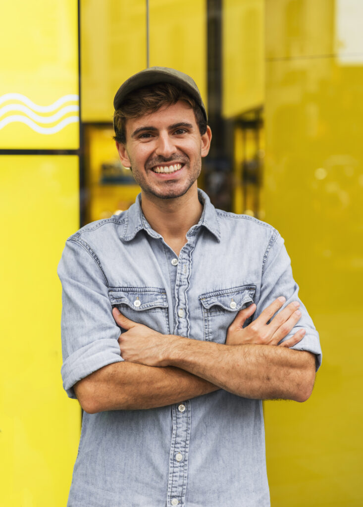 retrato hombre sonriente mirando camara